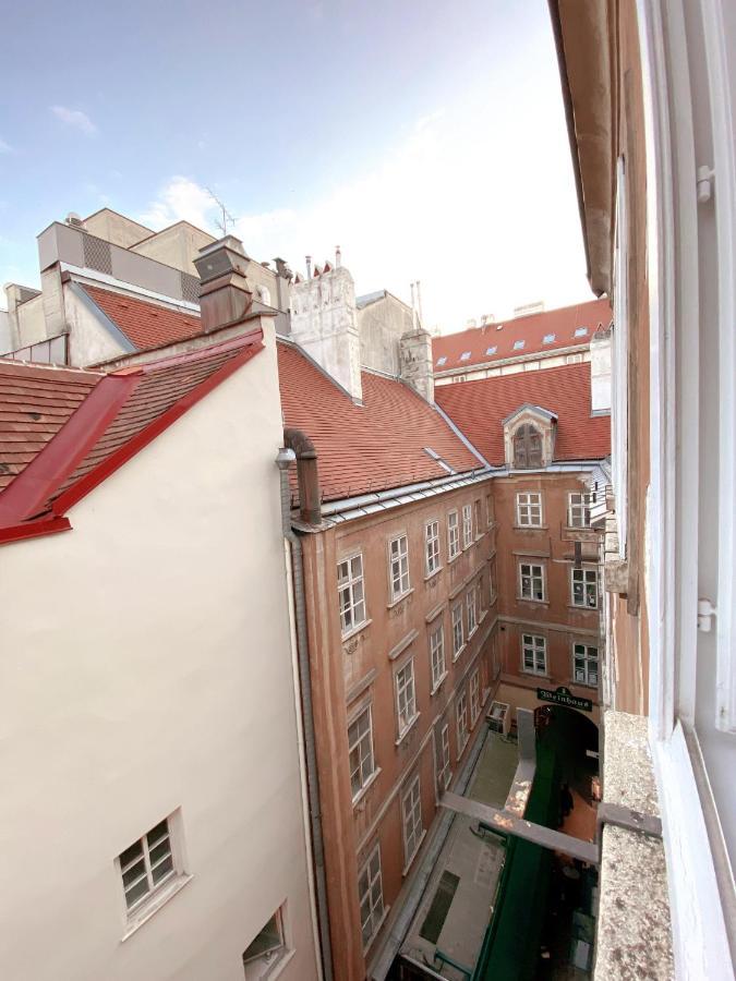 High In Vienna At Stephansplatz Exterior photo